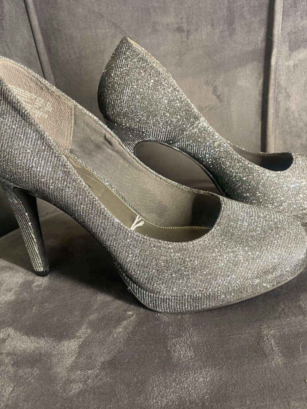 Fioni Night Glitter Platform Pumps Pewter Silver Size 8.5